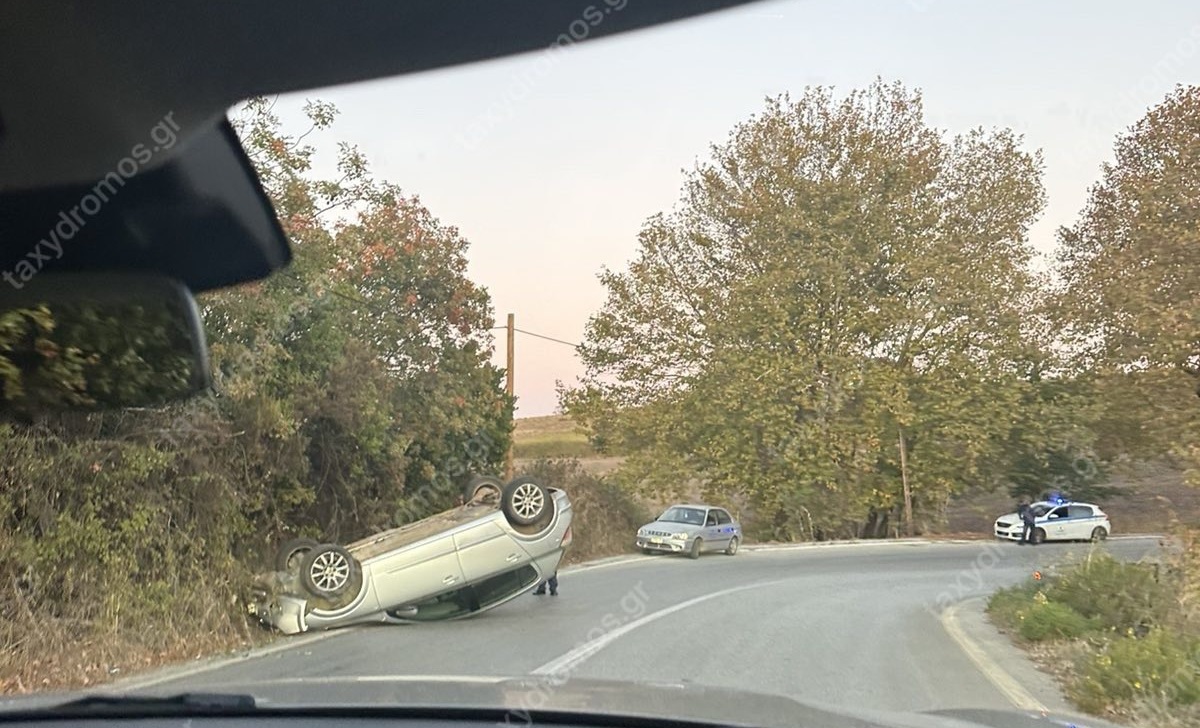 «Τούμπαρε» όχημα έξω από την Αργαλαστή (Φωτογραφίες)