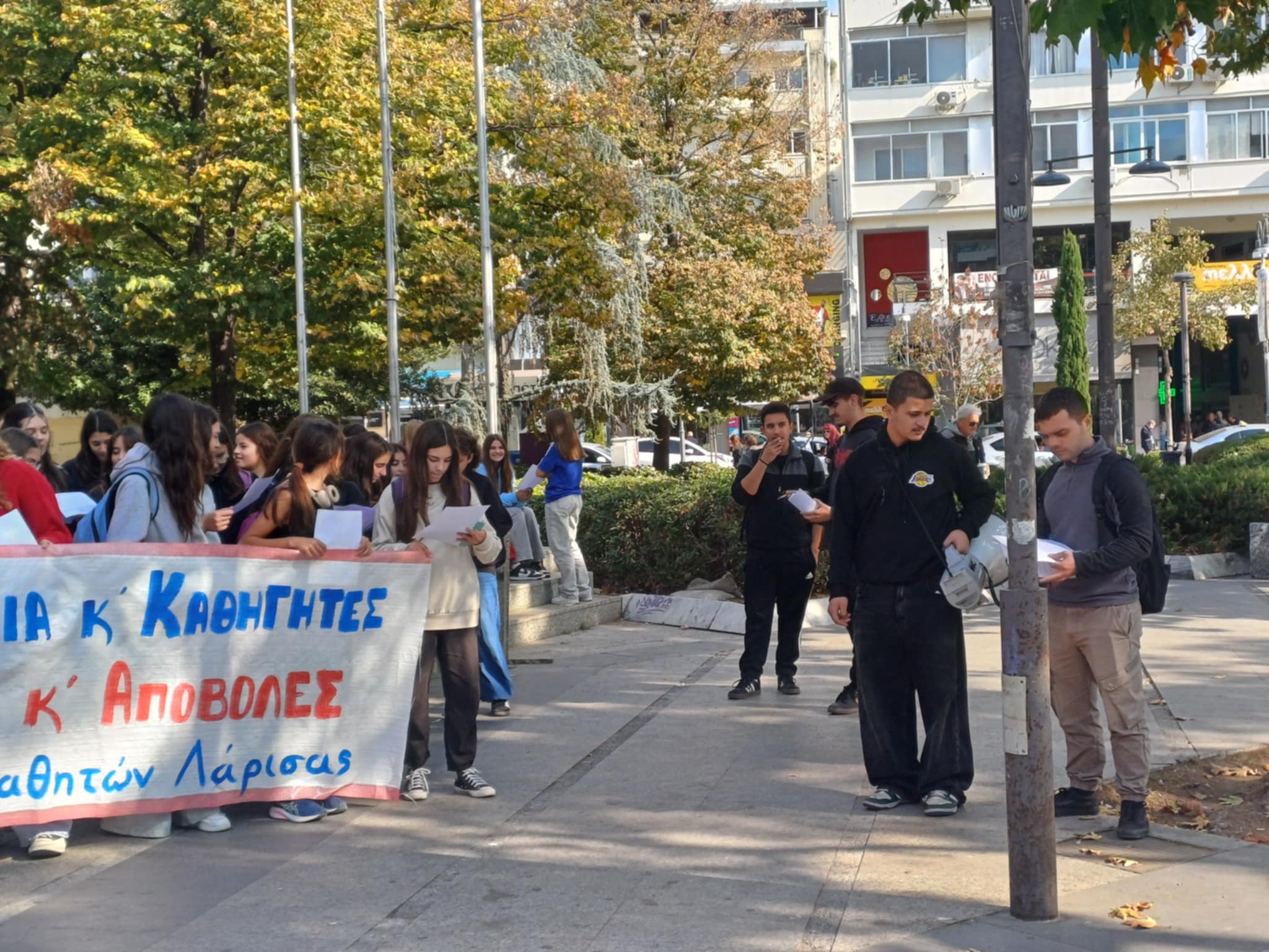 «Δώστε λεφτά για την παιδεία, έξω η Ελλάδα απ’ του πολέμου τα σφαγεία»-συγκεντρωση διαμαρτυρίας φοιτητών στη Λάρισα (ΦΩΤΟ)