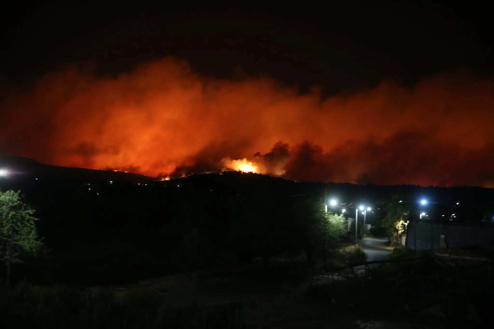 Αποπνικτική η ατμόσφαιρα στον Αμπελώνα λόγω των καπνών που προκάλεσε πυρκαγιά σε χωματερή