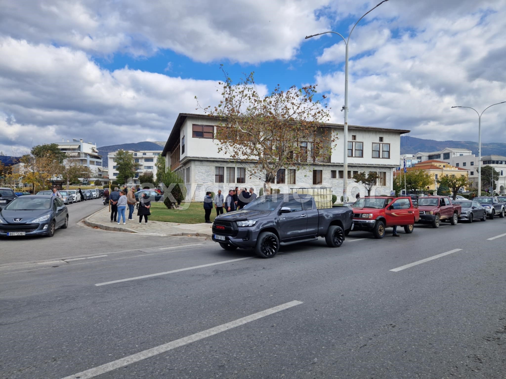 Υγειονομική βόμβα τα άρρωστα ζώα – Διαμαρτυρία κτηνοτρόφων στο δημαρχείο Βόλου