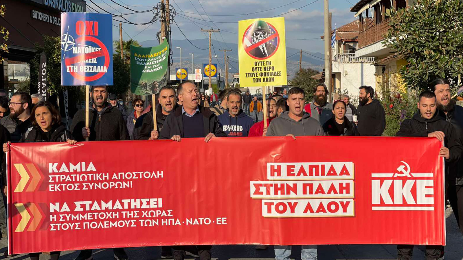 Μπλόκο στον Τύρναβο από στελέχη του ΚΚΕ σε νατοϊκά φορτηγά που μετέφεραν οπλισμό για Ουκρανία (ΦΩΤΟ+video)