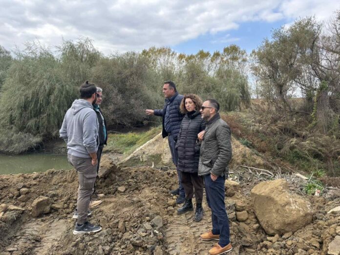 Συνεχίζονται οι εργασίες καθαρισμού των ρεμάτων της πεδινής λεκάνης του ποταμού Καλέντζη (φωτο)