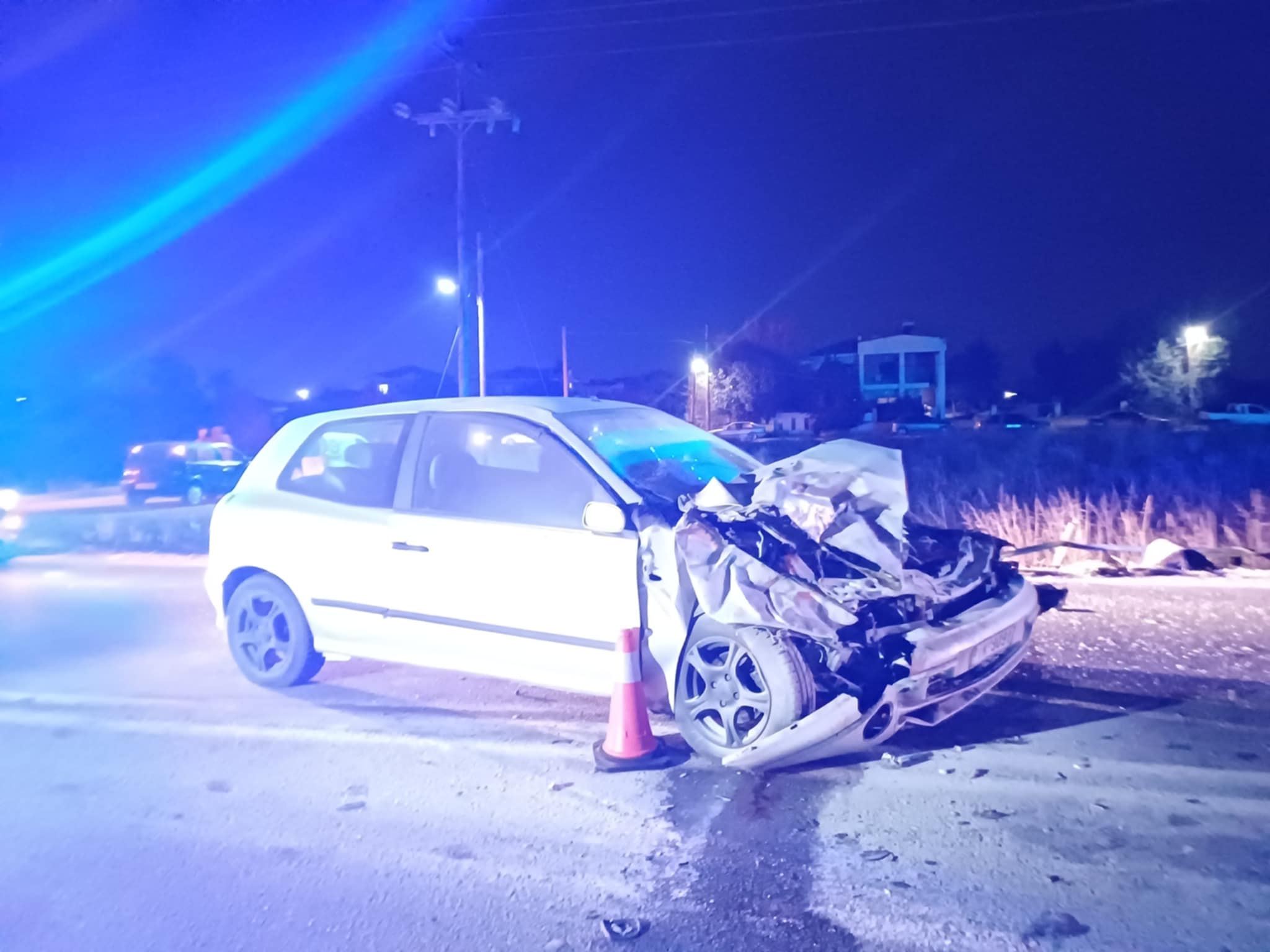 Θεαματικό τροχαίο έξω από τη Λάρισα:  Αυτοκίνητο συγκρούστηκε με τζιπ στον κόμβο Πλατυκάμπου (ΦΩTO -video)