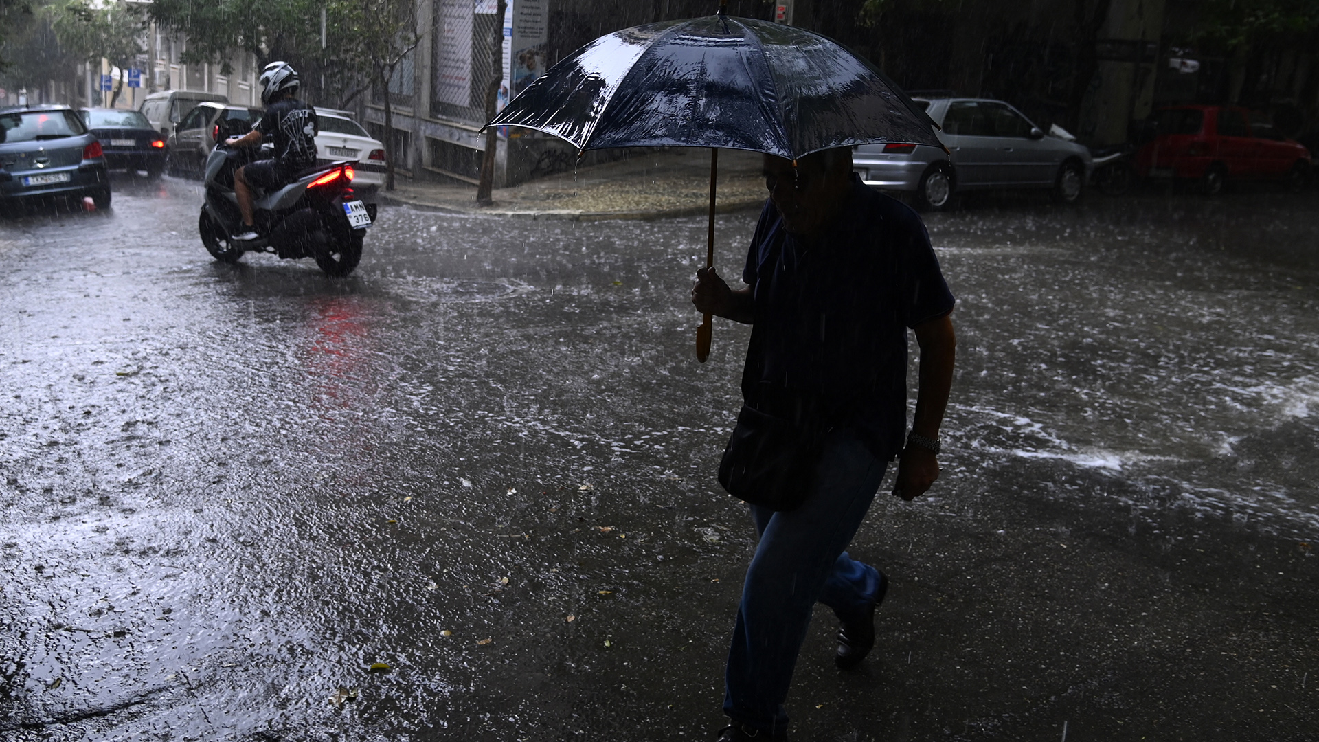 Καιρός: Παραμένει το βροχερό σκηνικό – Νέα επιδείνωση από την Παρασκευή με χιόνια και πτώση θερμοκρασίας