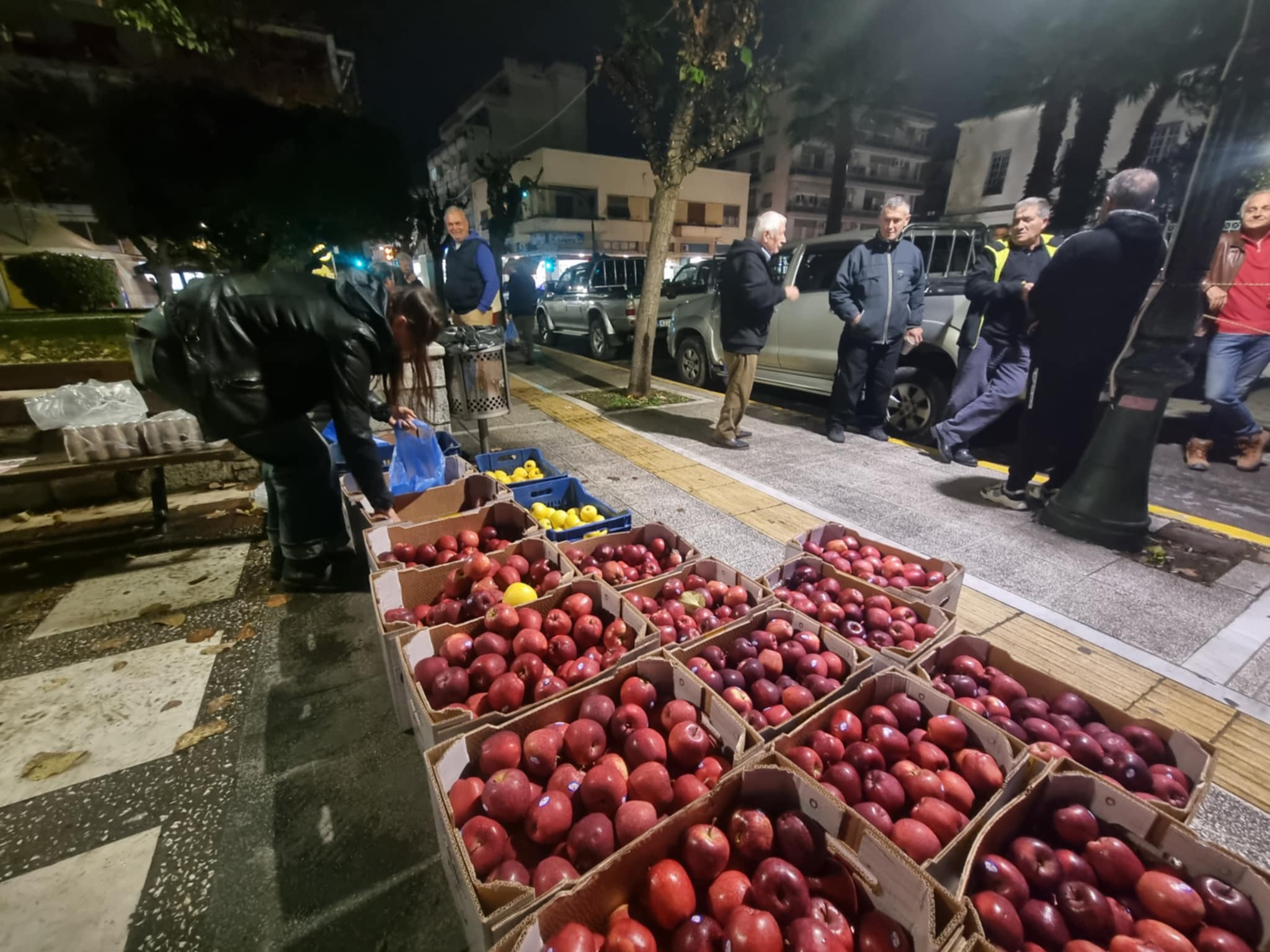 Μηχανοκίνητη πορεία διαμαρτυρίας αγροτών στο Βόλο και προσφορά μήλων που... έγιναν ανάρπαστα (ΦΩΤΟ)