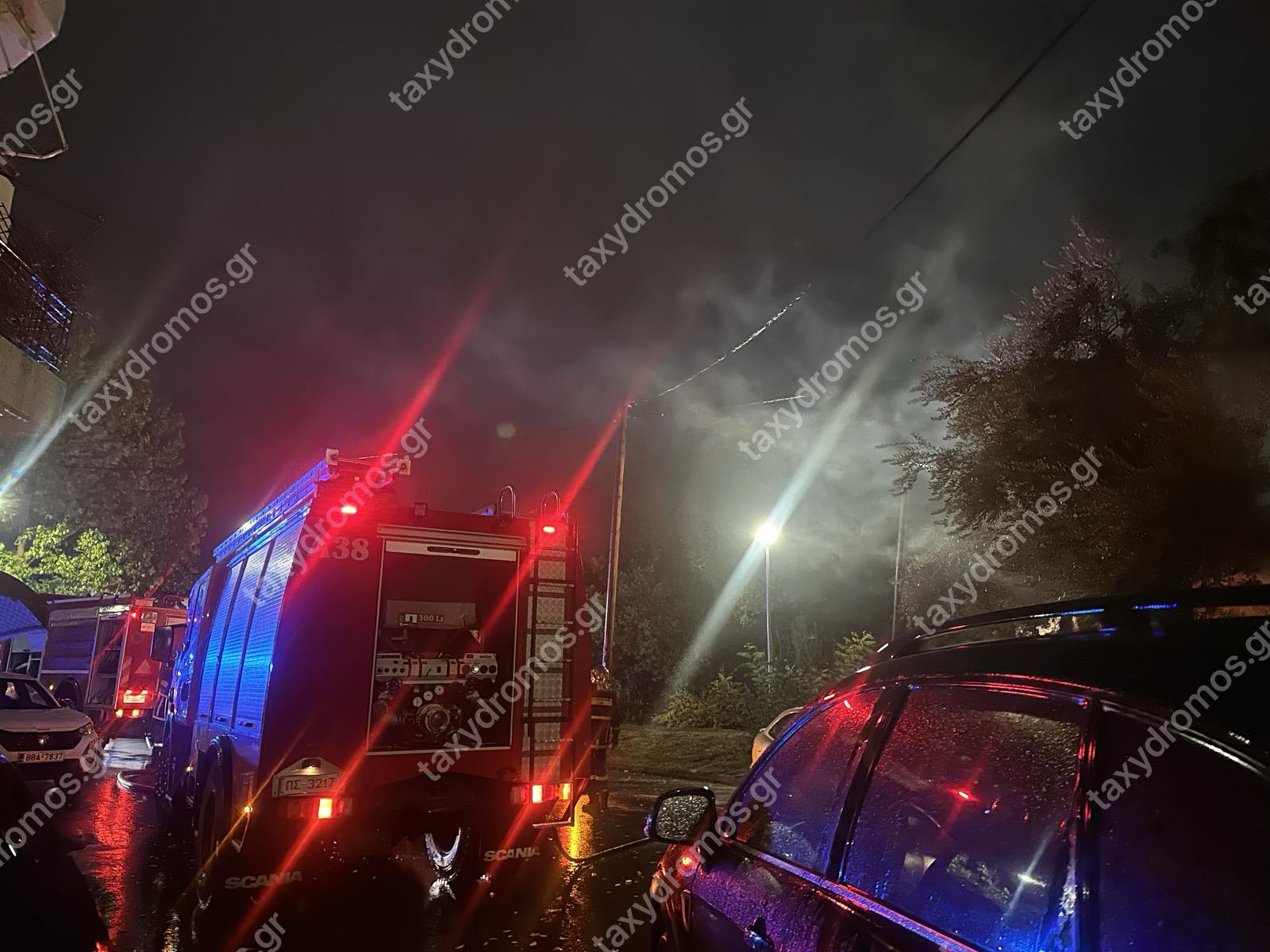 Στις φλόγες εκγαταλελειμμένο σπίτι στο Βόλο – Στο νοσοκομείο άνδρας που …έμενε μέσα