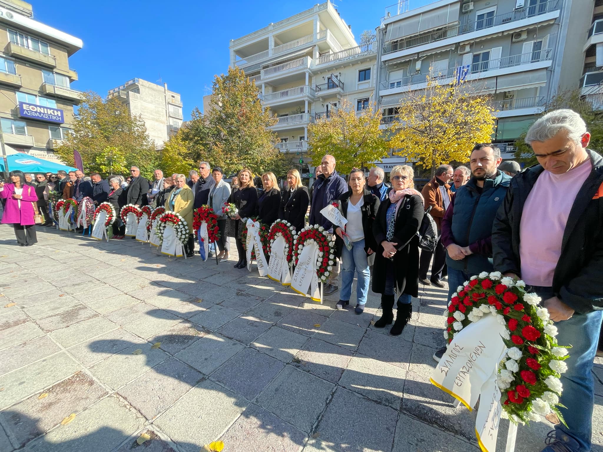 Λάρισα: Τιμήθηκε η 51η επέτειος του Πολυτεχνείου με κατάθεση στεφάνων στην πλατεία νομαρχίας (ΦΩΤΟ)