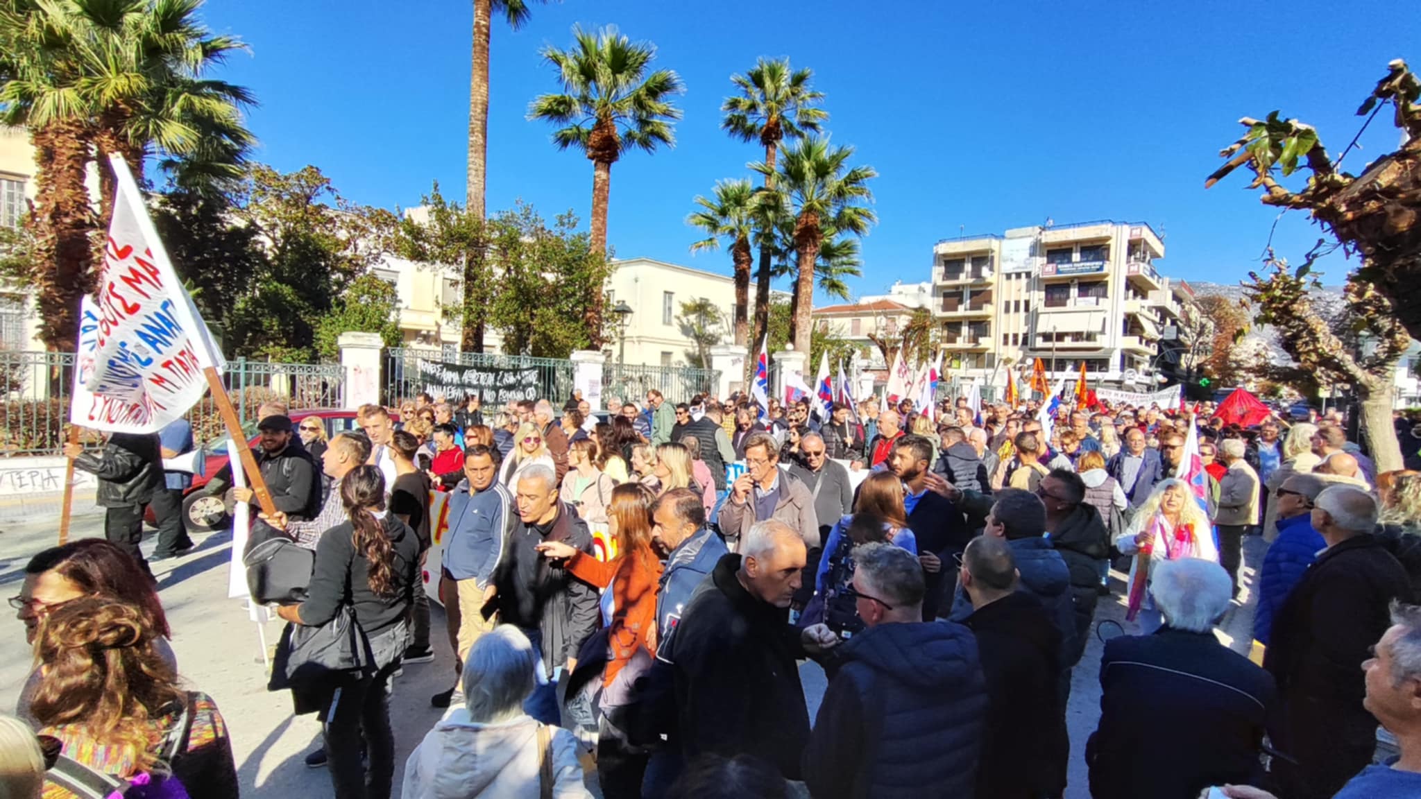 Μαζική συμμετοχή εργαζομένων στην κοινή απεργιακή συγκέντρωση στον Βόλο (ΦΩΤΟ)