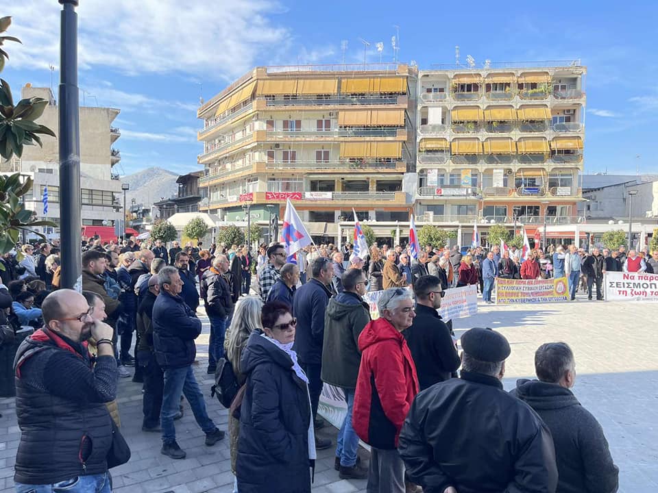 Μεγάλη απεργιακή συγκέντρωση στον Τύρναβο (φωτ.)