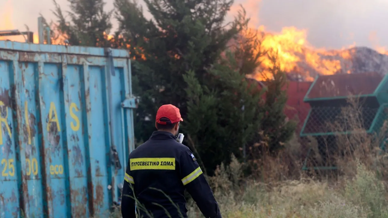 Πυρκαγιά σε χώρο ανακύκλωσης οχημάτων στο Κορωπί.