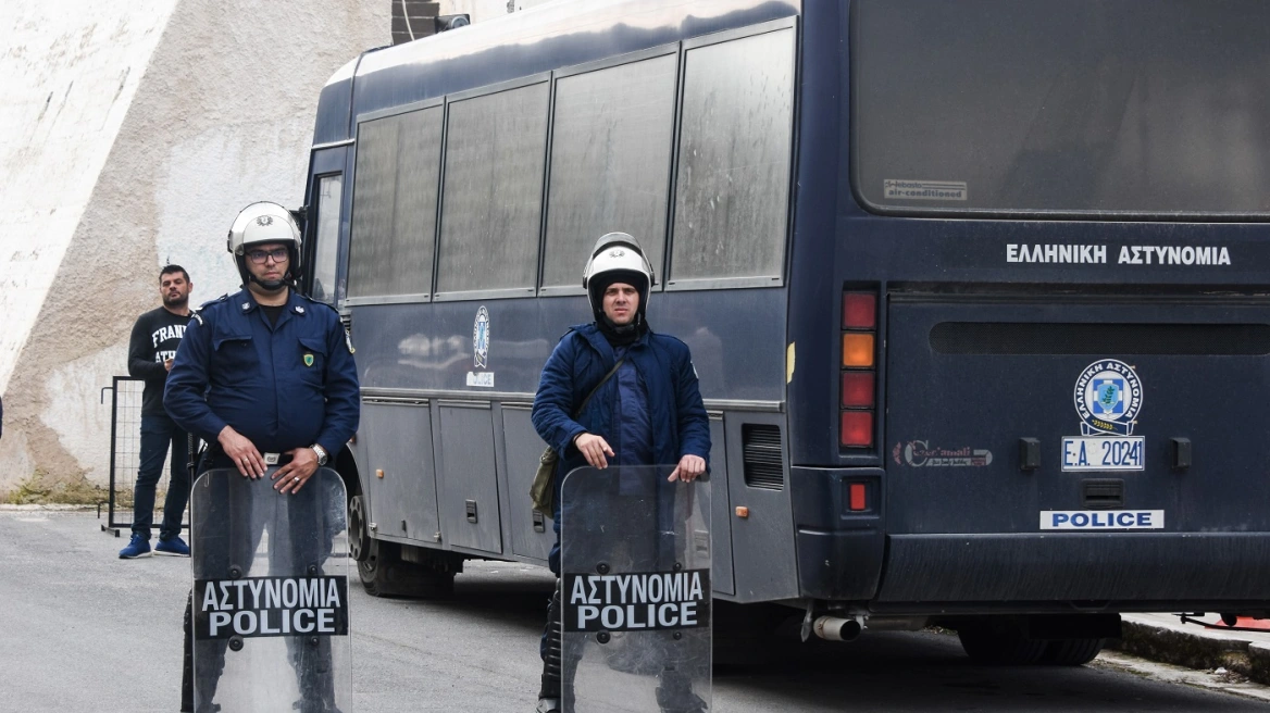 Έπιασαν ανήλικο στη Θεσσαλονίκη γιατί πέταξε μπουκάλια σε αστυνομικούς των ΜΑΤ έξω από γήπεδο