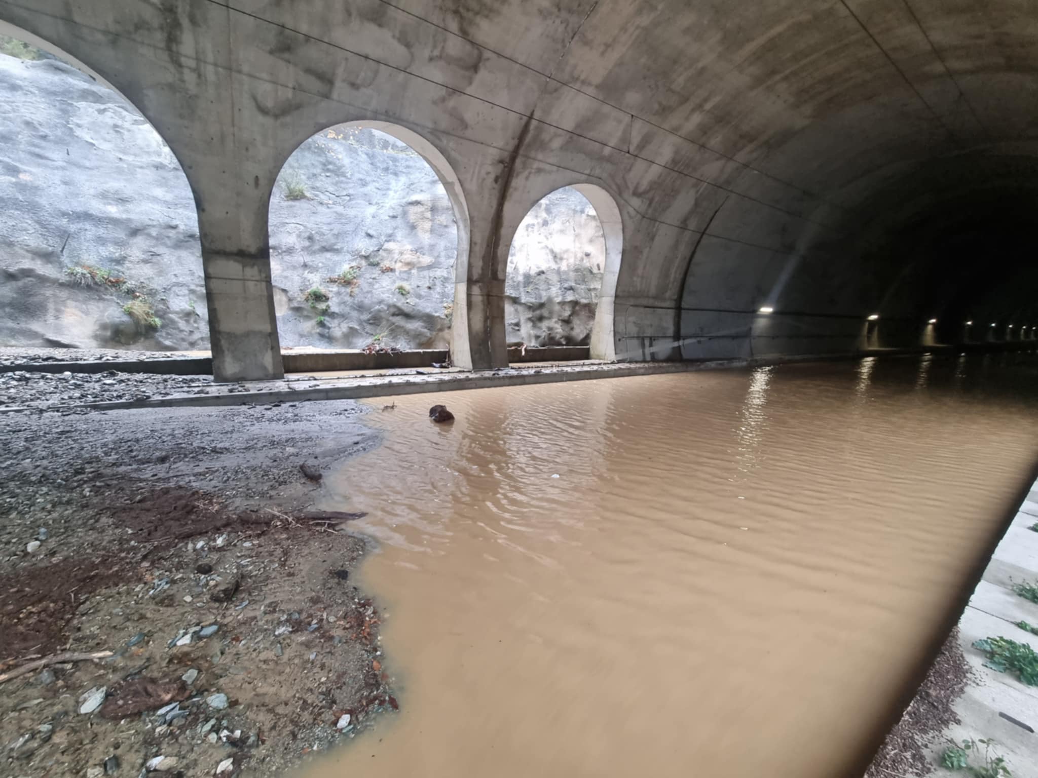 Πλημμύρισε η σιδηροδρομική σήραγγα στα Τέμπη- με λεωφορεία τα δρομολόγια του ΟΣΕ-δείτε εικόνες και video