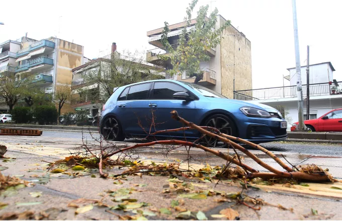 Παραμένουν χωρίς ρεύμα κάτοικοι στη Θεσσαλονίκη - Κλειστοί δρόμοι στη Χαλκιδική λόγω της κακοκαιρίας.