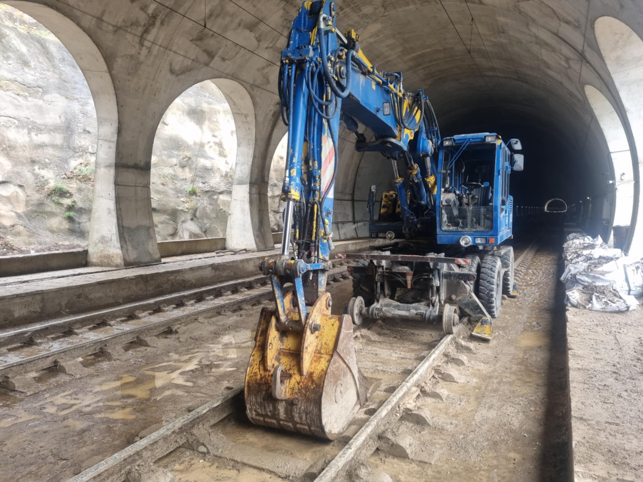 Συνεχίζονται πυρετωδώς οι εργασίες αποκατάστασης στη σιδηροδρομική σήραγγα Τεμπών (ΦΩΤΟ).