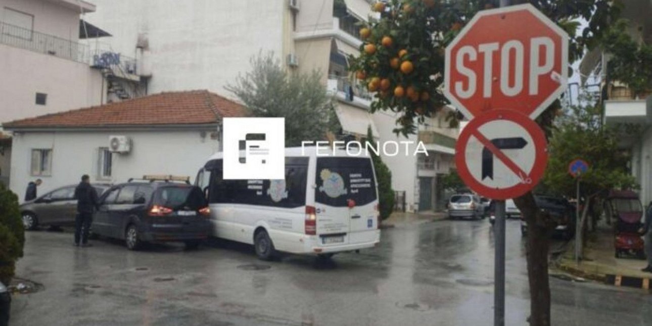 Βόλος: Οδηγός παραβίασε STOP και «εμβόλισε» βανάκι μεταφοράς μαθητών ΑμεΑ -Ζημιές σε σπίτι κι οχήματα [εικόνες]