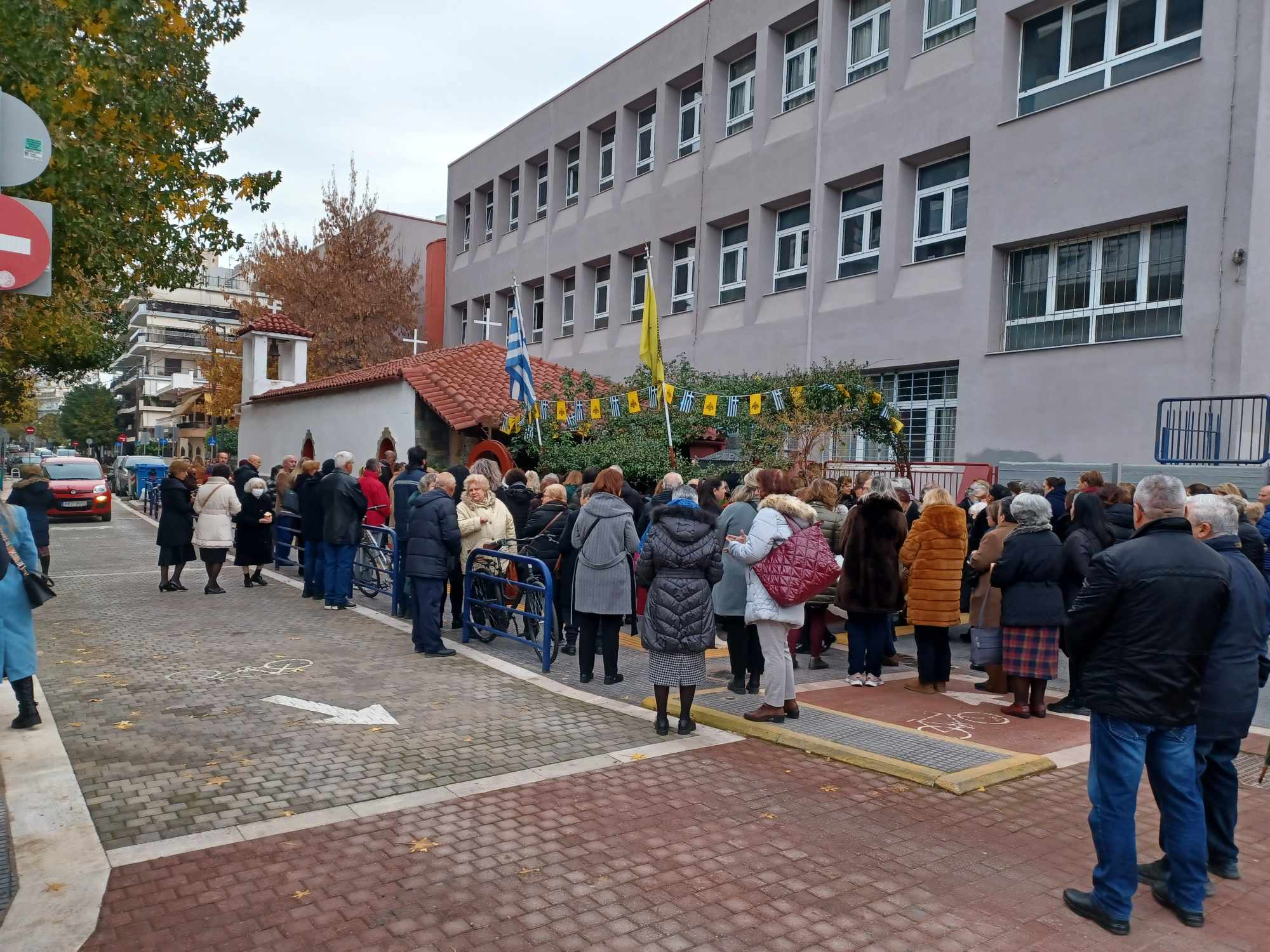 Πλήθος πιστών σήμερα παραμονή στον εσπερινό στο ιερό παρεκκλήσι του Αγίου Ελευθερίου στη Λάρισα (ΦΩΤΟ)