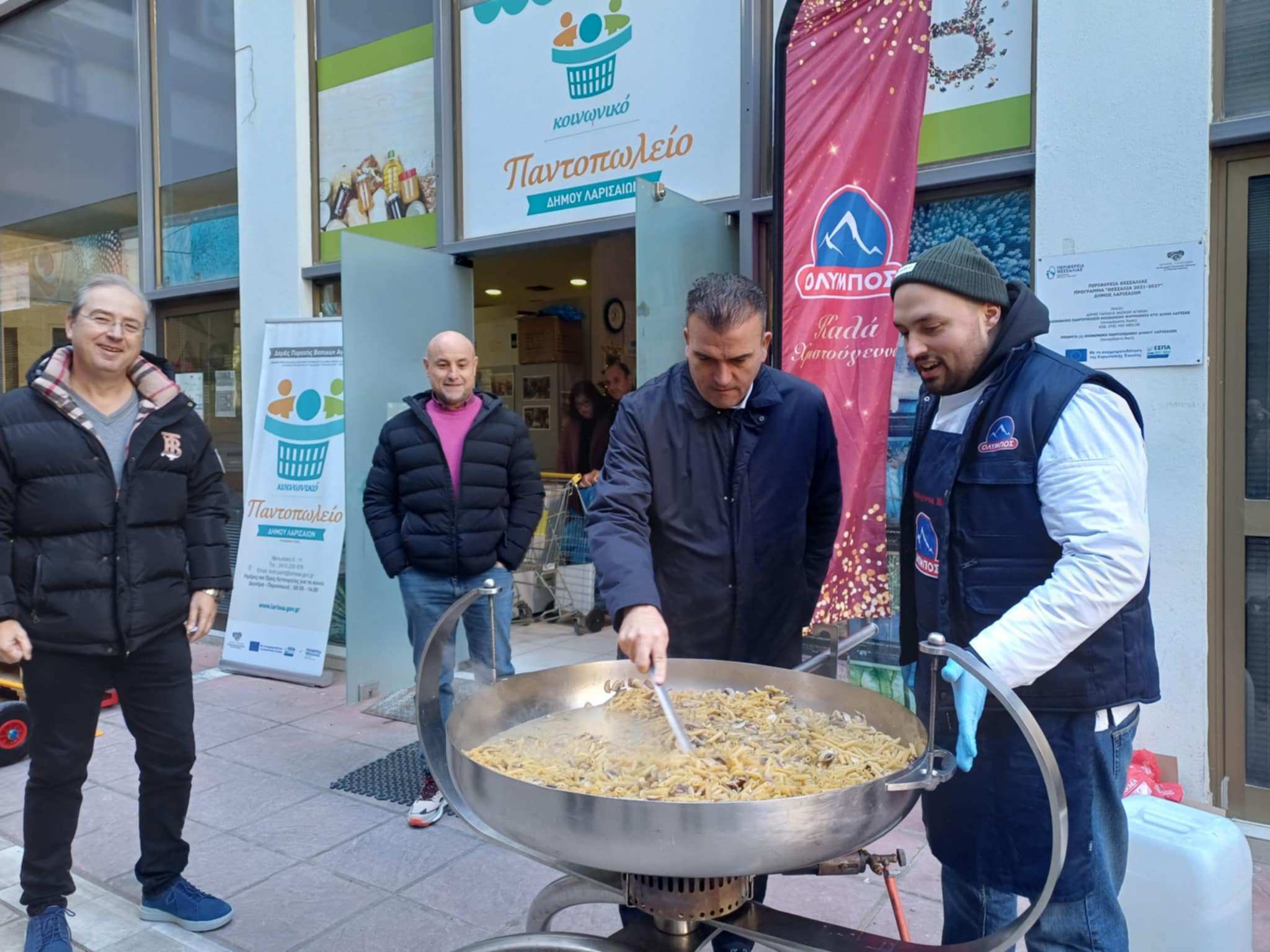 Γεύματα αγάπης σήμερα στο Κοινωνικό Παντοπωλείο Λάρισας από τον σεφ Στάθη Παγκουρέλια (ΦΩΤΟ)