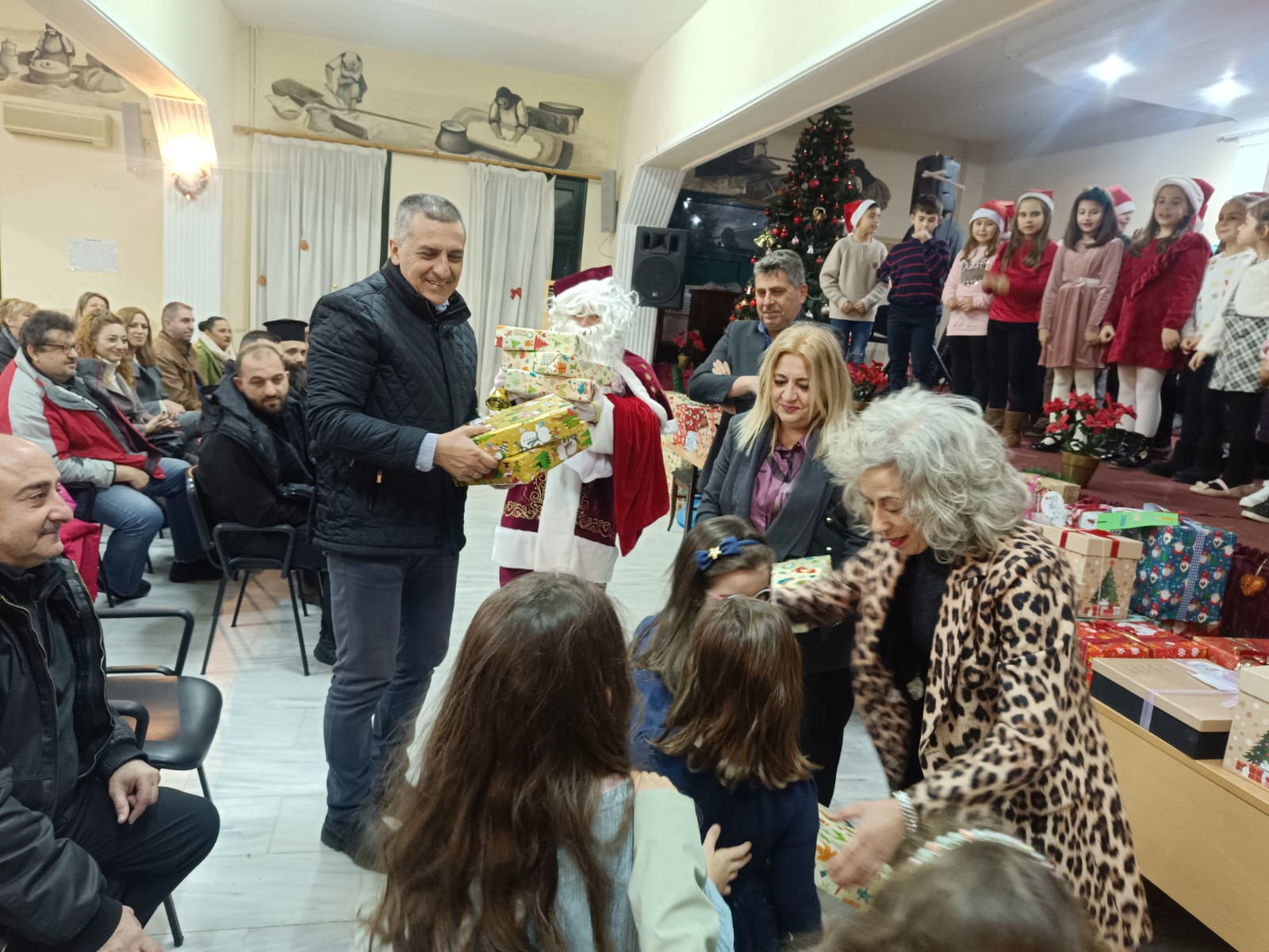 Μοίρασε δώρα και ευχές ο Κουρέτας στα Μεγάλα Καλύβια Τρικάλων