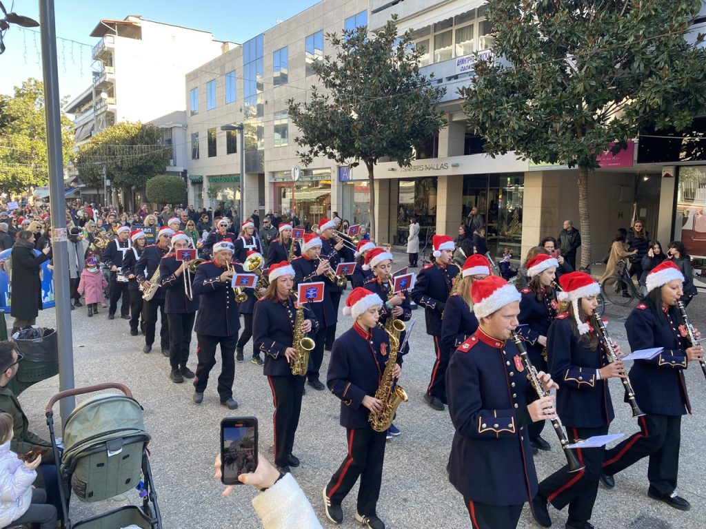 Τρίκαλα: Χριστουγεννιάτικη παρέλαση στην πρωτεύουσα των Χριστουγέννων (ΦΩΤΟ)