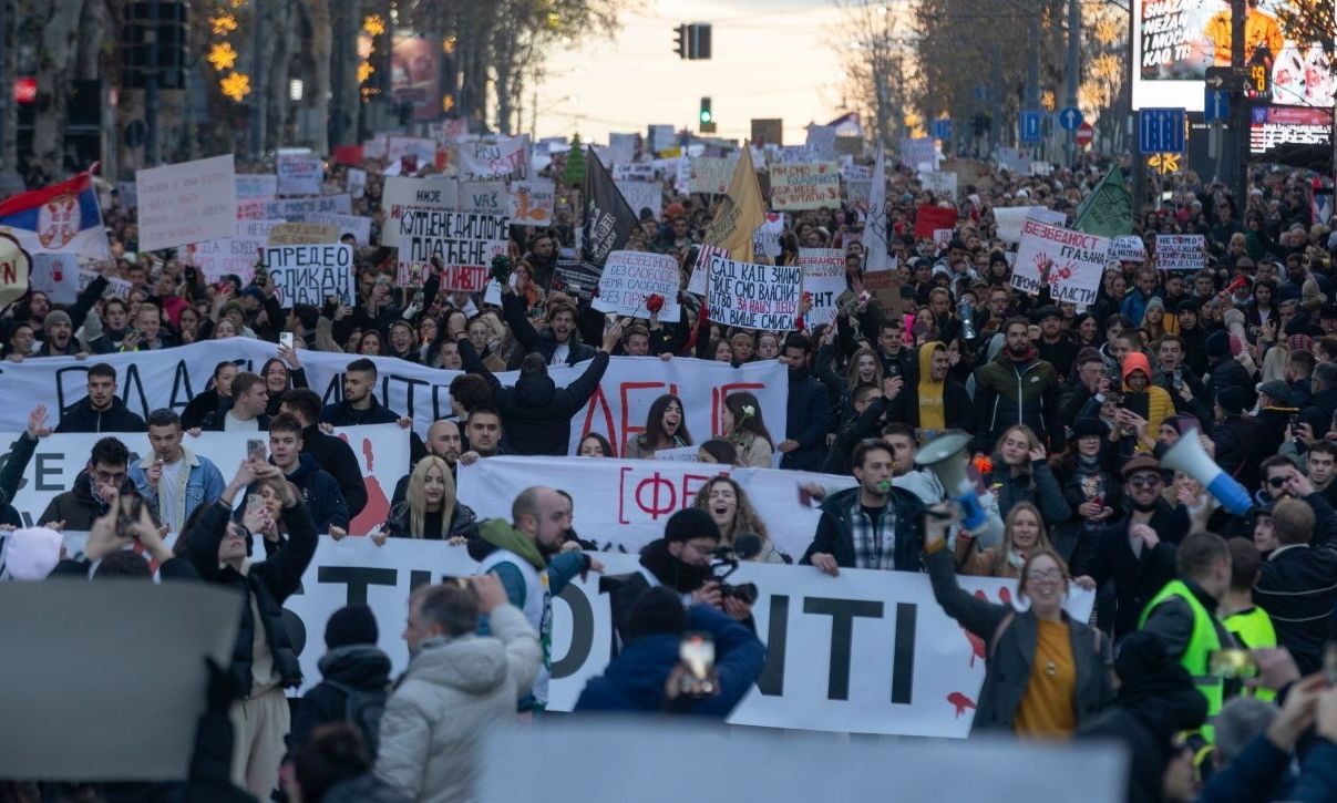 Σερβία: Πάνω από 100.000 φοιτητές στους δρόμους - Οργή για την τραγωδία στο σιδηροδρομικό σταθμό