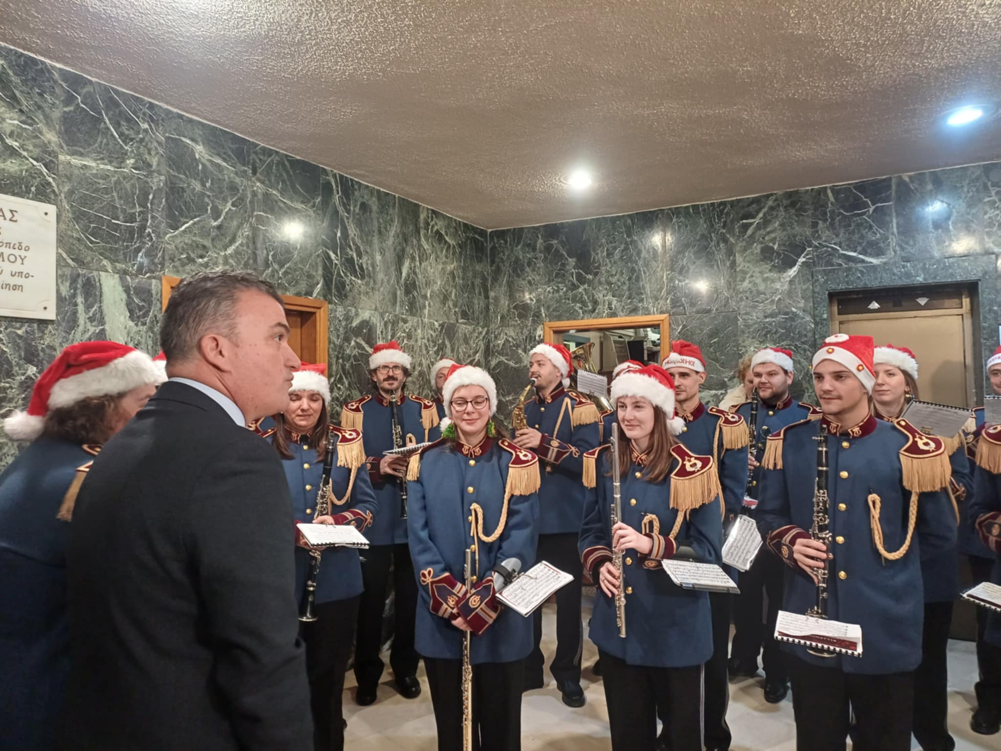 Τα κάλαντα στο... δήμαρχο από τη Φιλαρμονική (ΦΩΤΟ+video)