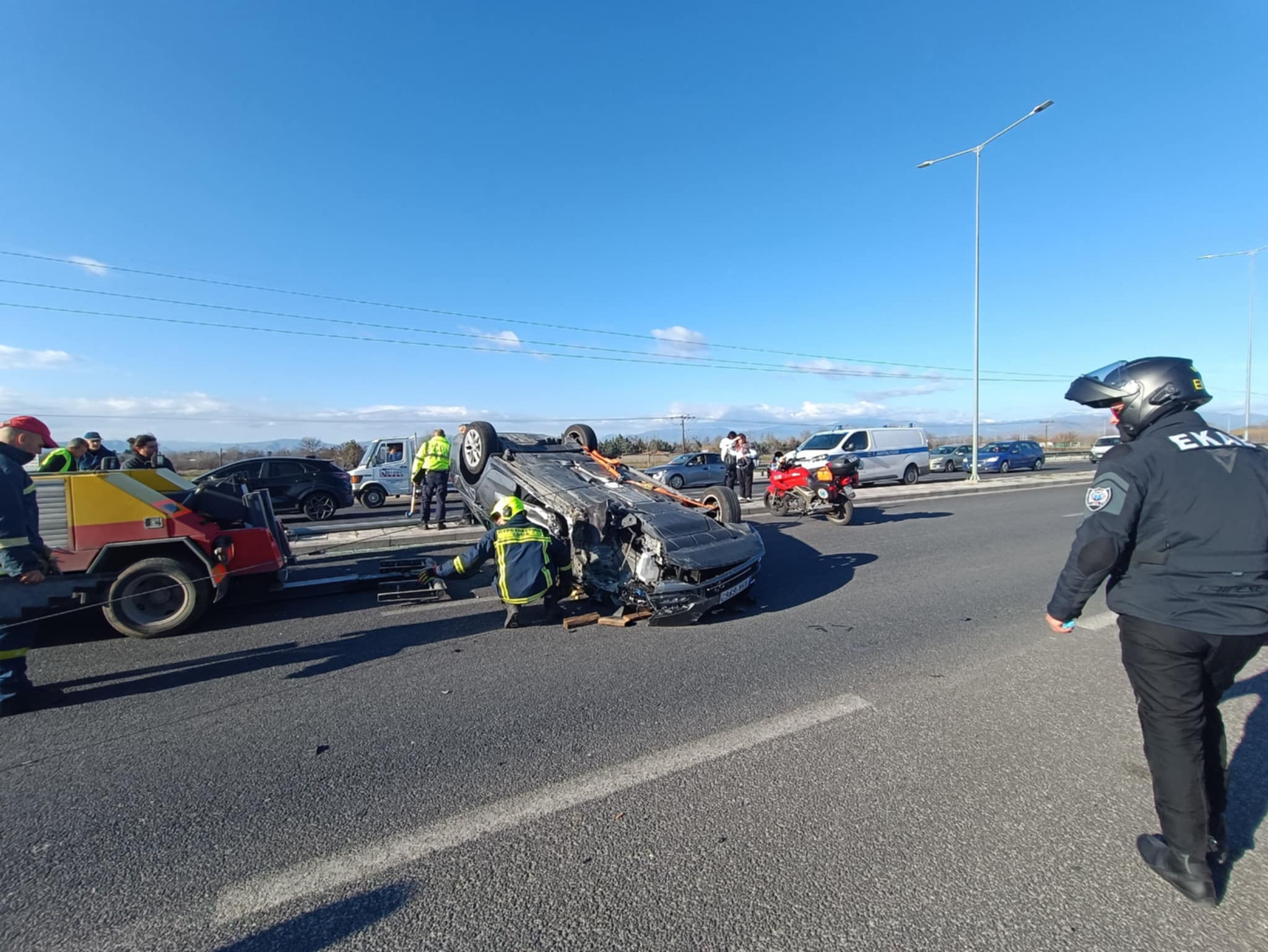 Φοβερό τροχαίο στη Λάρισα με 4 τραυματίες στη συνοικία της Νέας Σμύρνης-θεαματική ανατροπή ΙΧ (ΦΩΤΟ-video)