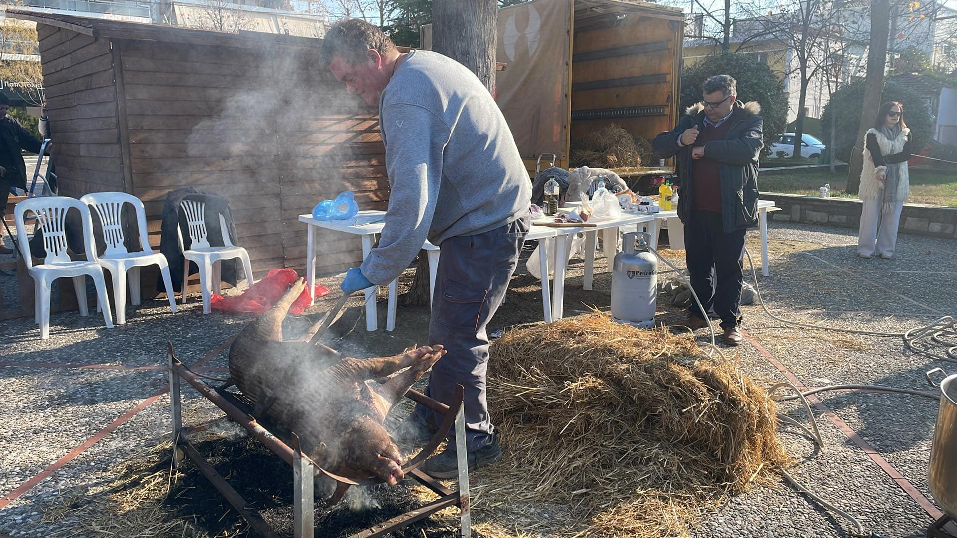 Πλήθος κόσμου  στην αναβίωση της γουρουνοχαράς στη Φιλιππούπολη (ΦΩΤΟ-video)