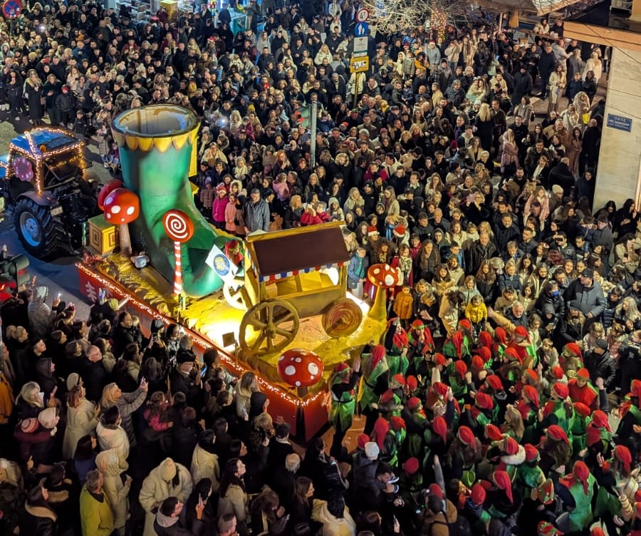 Τι εντύπωση άφησε στους Λαρισαίους το Christmas Parade που έγινε φέτος για πρώτη χρονιά (ΒΙΝΤΕΟ)