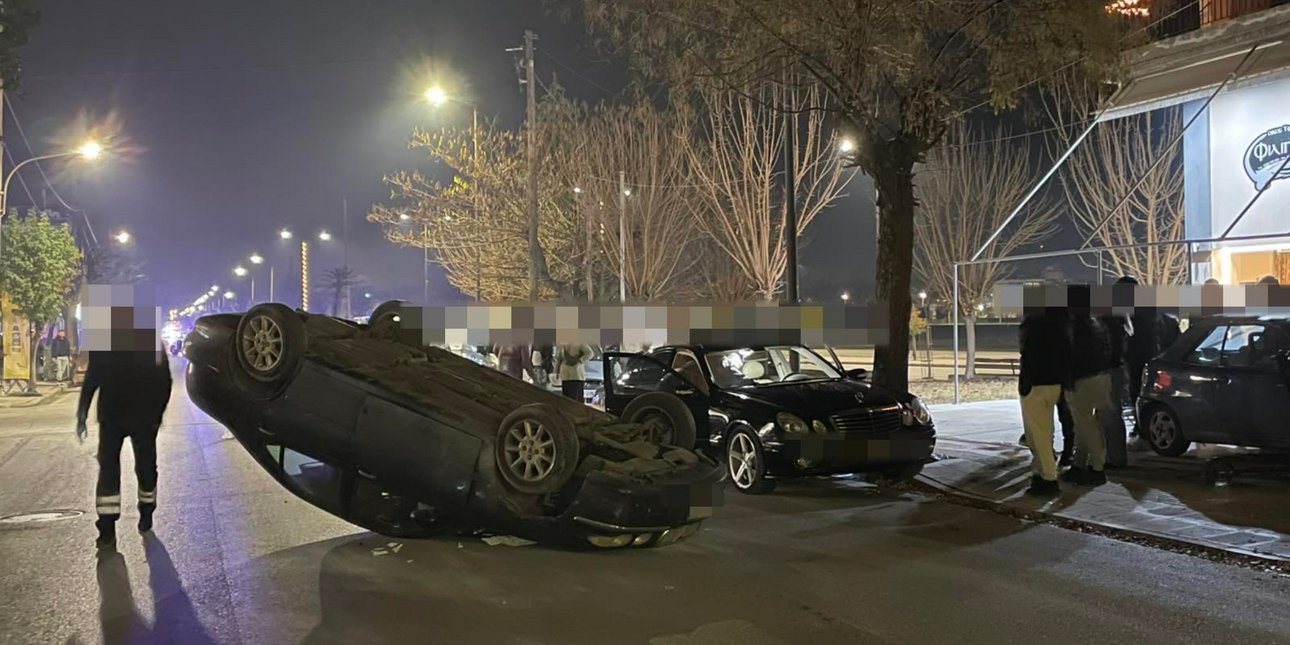 Σοβαρό τροχαίο στη Λάρισα -Ανετράπη αυτοκίνητο μετά από σύγκρουση [εικόνες]