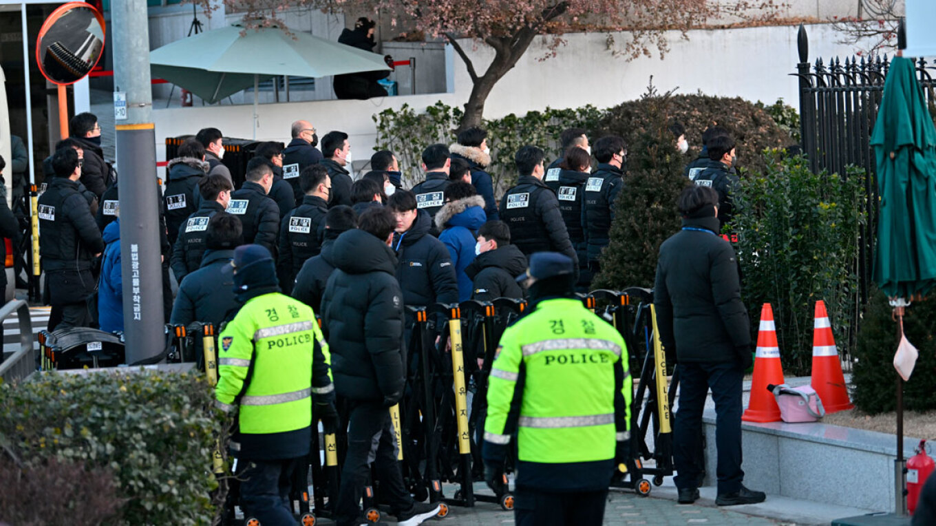 Νότια Κορέα: Θρίλερ με τη σύλληψη του παυθέντα προέδρου Γιουν - Στρατιώτες εμπόδισαν τους ερευνητές να εκτελέσουν το ένταλμα