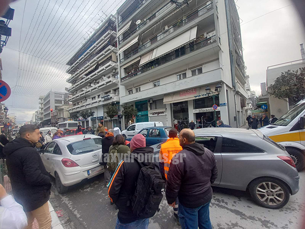 Σοκ στον Βόλο: Οδηγός υπέστη ανακοπή πάνω στο τιμόνι, χάος στη Δημητριάδος