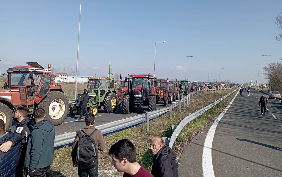 Στον κόμβο του Ε-65 στην Καρδίτσα τα τρακτέρ από τα Φάρσαλα-γιατί επιλέγει Γυρτώνη η Λάρισα