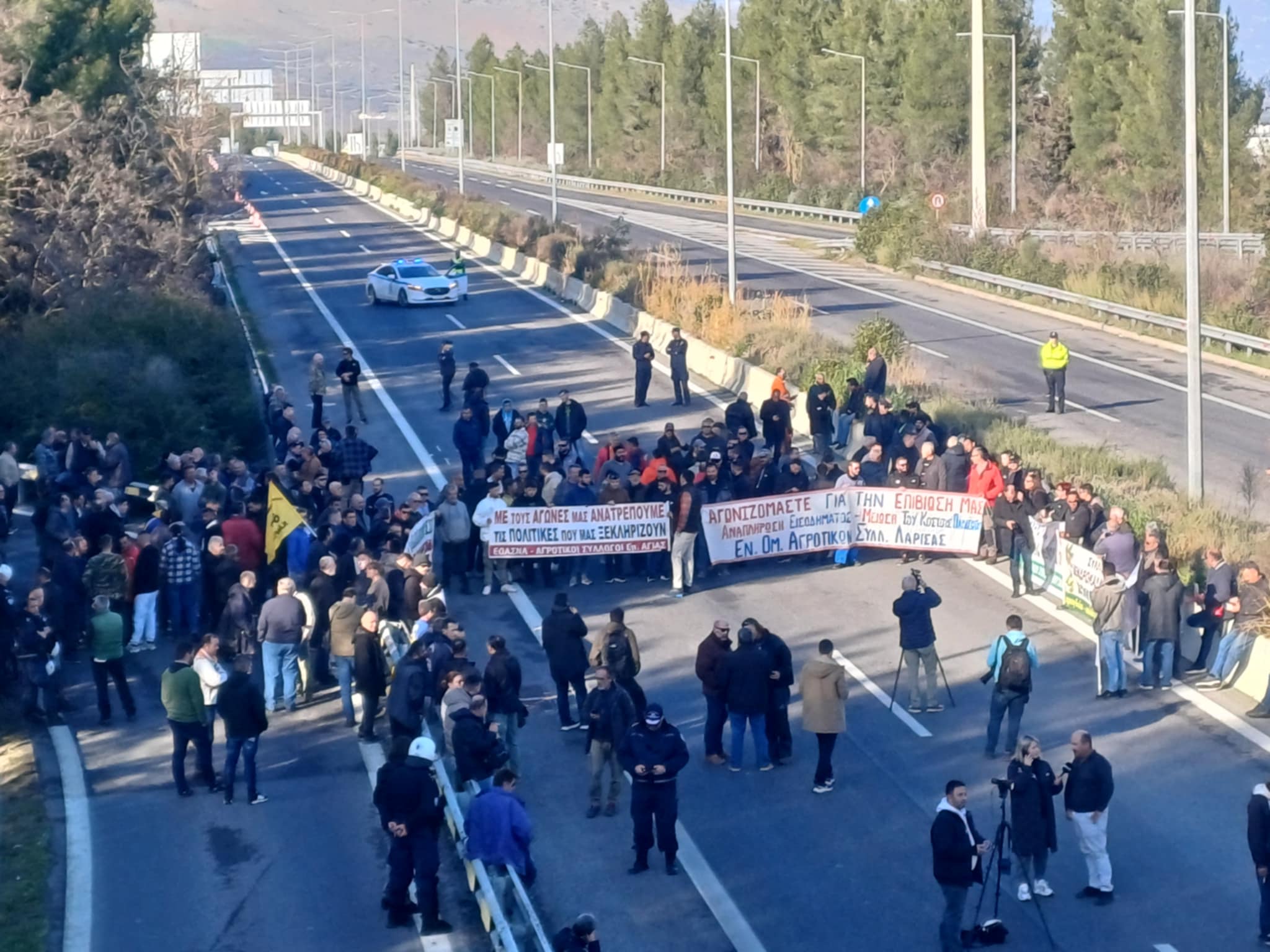 Στήθηκε το μπλόκο των αγροτών της Λάρισας στον κόμβο της Γυρτώνης - Με τα πόδια στην ΠΑΘΕ (ΦΩΤΟ+video)