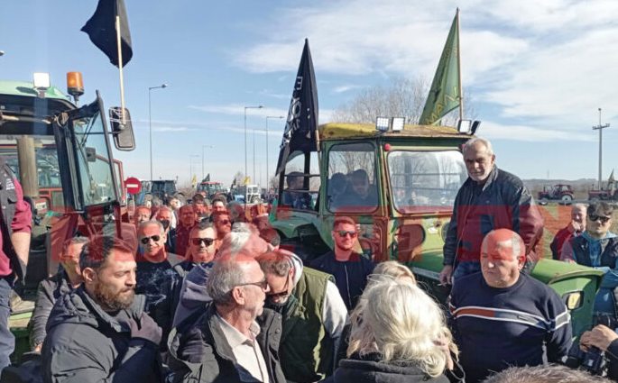 Τα τρακτέρ της Καρδίτσας και των Φαρσάλων στο δρόμο - ΜΑΤ απέκλεισαν την πρόσβαση στον Ε-65