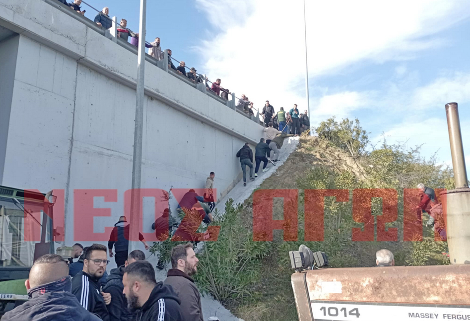 Ρίψη χημικών και χειροβομβίδων κρότου λάμψης από τα ΜΑΤ στο μπλόκο του Ε-65 (φωτο+video)