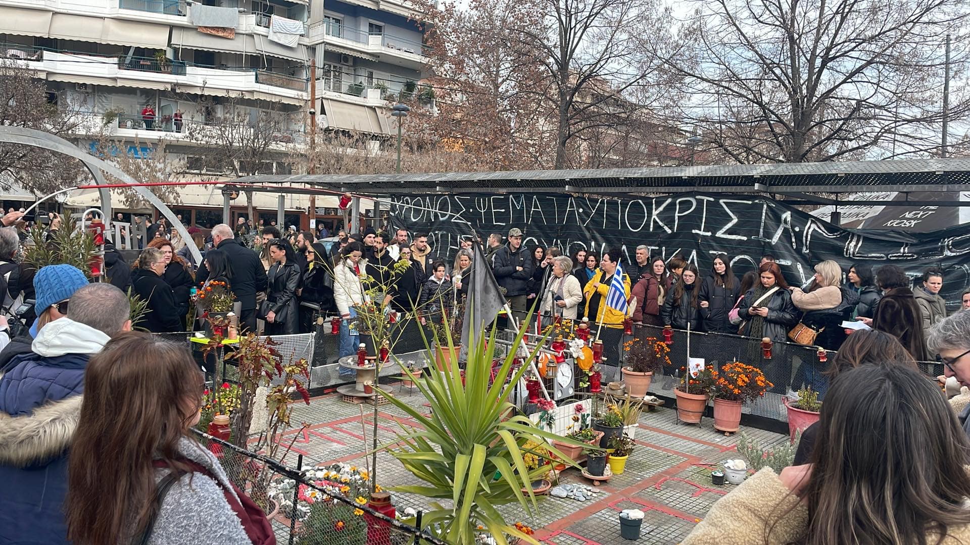 «Δεν έχω οξυγόνο -όχι στη συγκάλυψη» βροντοφώναξαν χιλιάδες διαδηλωτές στην πορεία προς το σταθμό Λάρισας (ΦΩΤΟ +video)