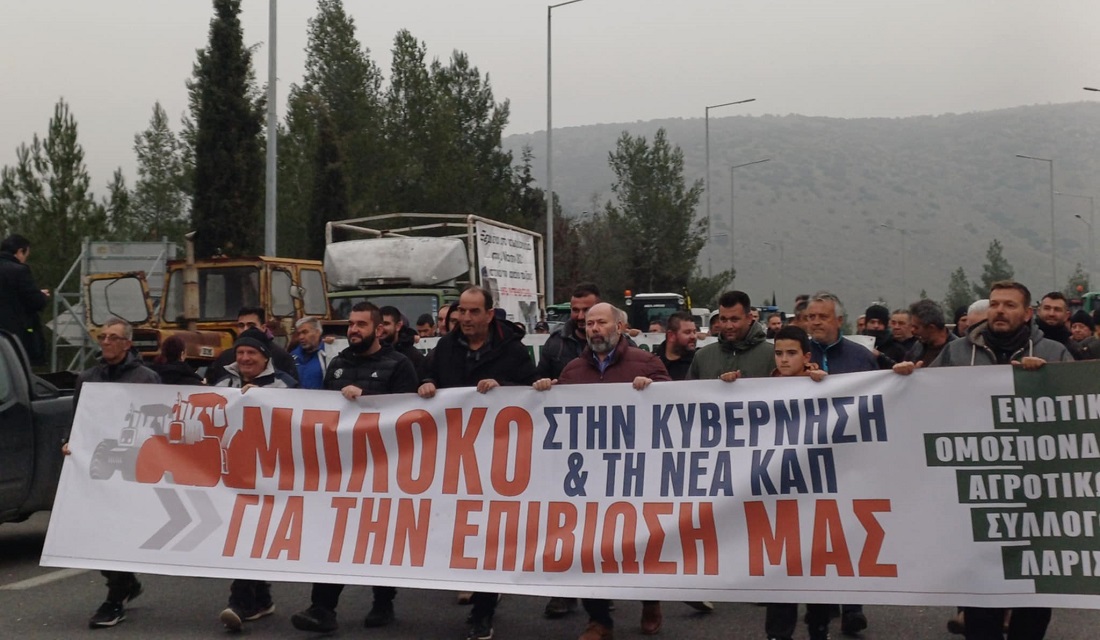 Συμβολικός αποκλεισμός της ΠΑΘΕ στη Γυρτώνη από αγρότες που σκληραίνουν τη στάση τους (ΦΩΤΟ+video)