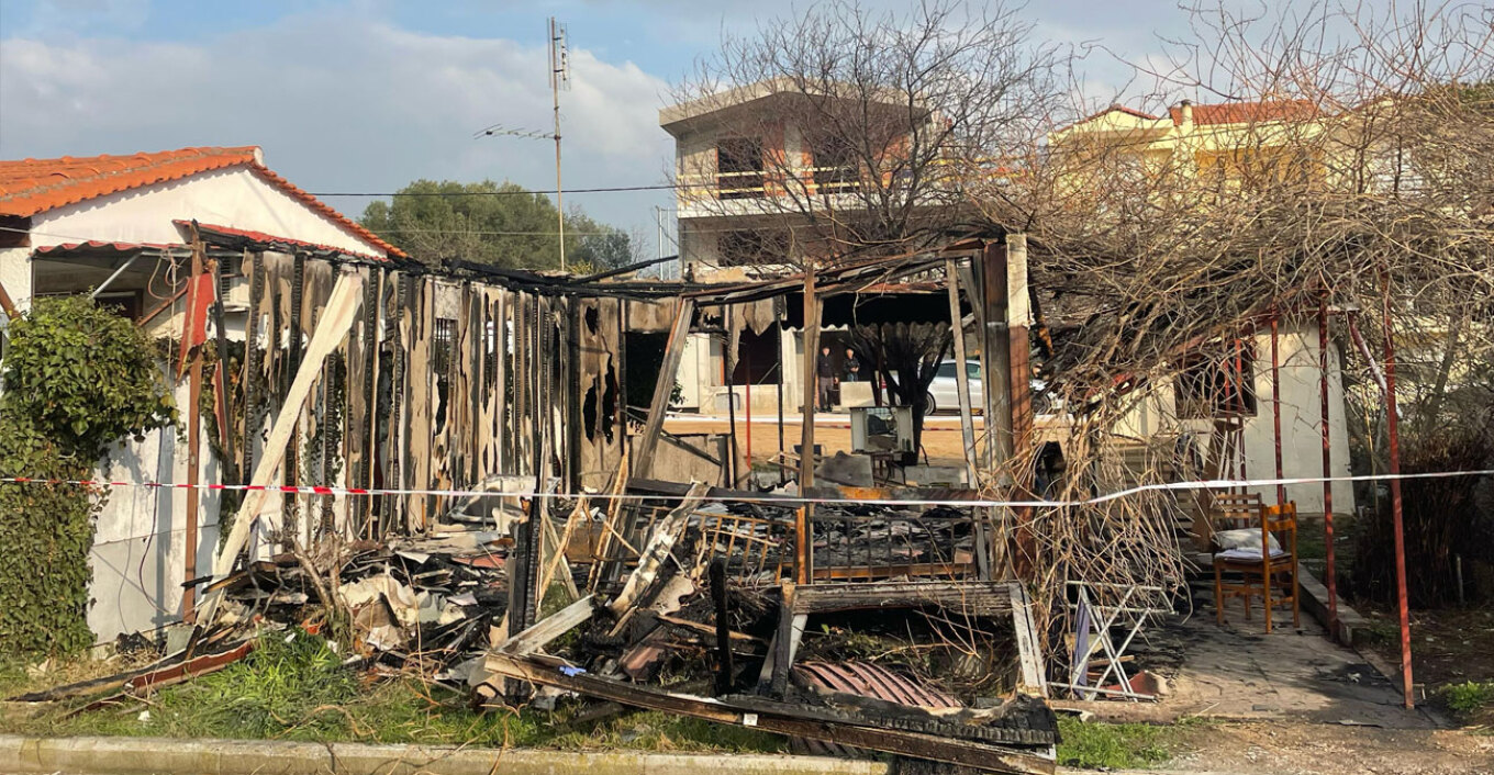 Άγρια δολοφονία στη Θεσσαλονίκη: Τον χτύπησε με ξύλο στο κεφάλι, τον έλουσε με οινόπνευμα και τον έκαψε