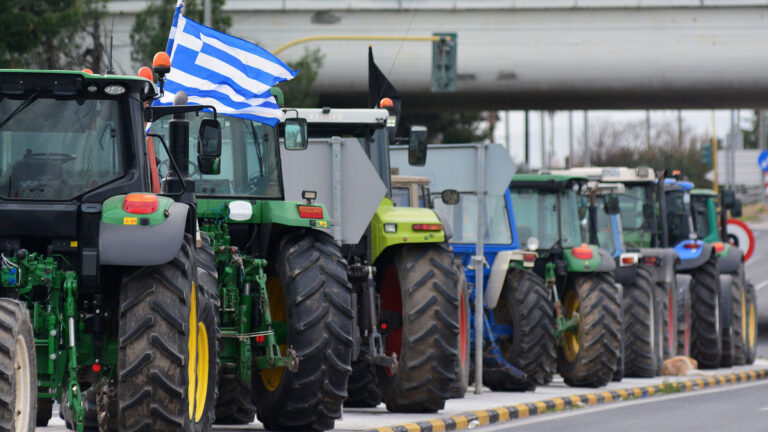 Παράσταση διαμαρτυρίας στον Κουρέτα το μεσημέρι οι αγρότες των μπλόκων