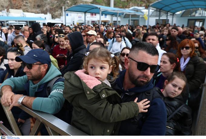 Το αδιαχώρητο στο λιμάνι της Σαντορίνης: 9.000 άνθρωποι έχουν φύγει από το νησί