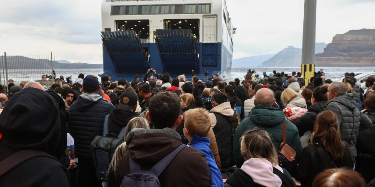 Νέος σεισμός 5 Ρίχτερ αισθητός και στην Αττική - Χιλιάδες άνθρωποι εγκαταλείπουν τη Σαντορίνη, σε επιφυλακή οι Αρχές