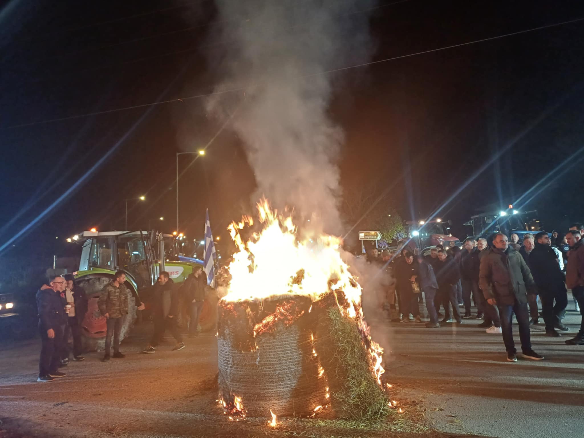 Αγρότες στο Μικρό Ελευθεροχώρι Ελασσόνας έκλεισαν την εθνική οδό και έβαλαν φωτιά σε αχυρόμπαλες (ΦΩΤΟ+video)