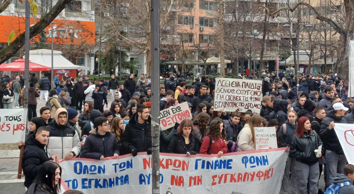 «Δεν έχω οξυγόνο»: Διαδήλωσαν οι μαθητές, φοιτητές στην κεντρική πλατεία της Λάρισας για δικαιοσύνη στα Τέμπη (ΦΩΤΟ+video)