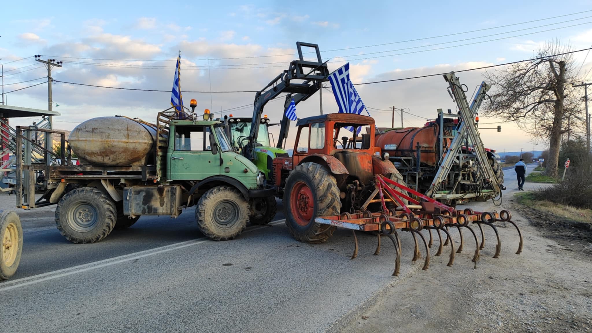 Σκληραίνουν τη στάση τους οι αγρότες της Μαγνησίας- απέκλεισαν το απόγευμα την παλιά Βόλου- Λάρισας στο Ριζόμυλο (ΦΩΤΟ)