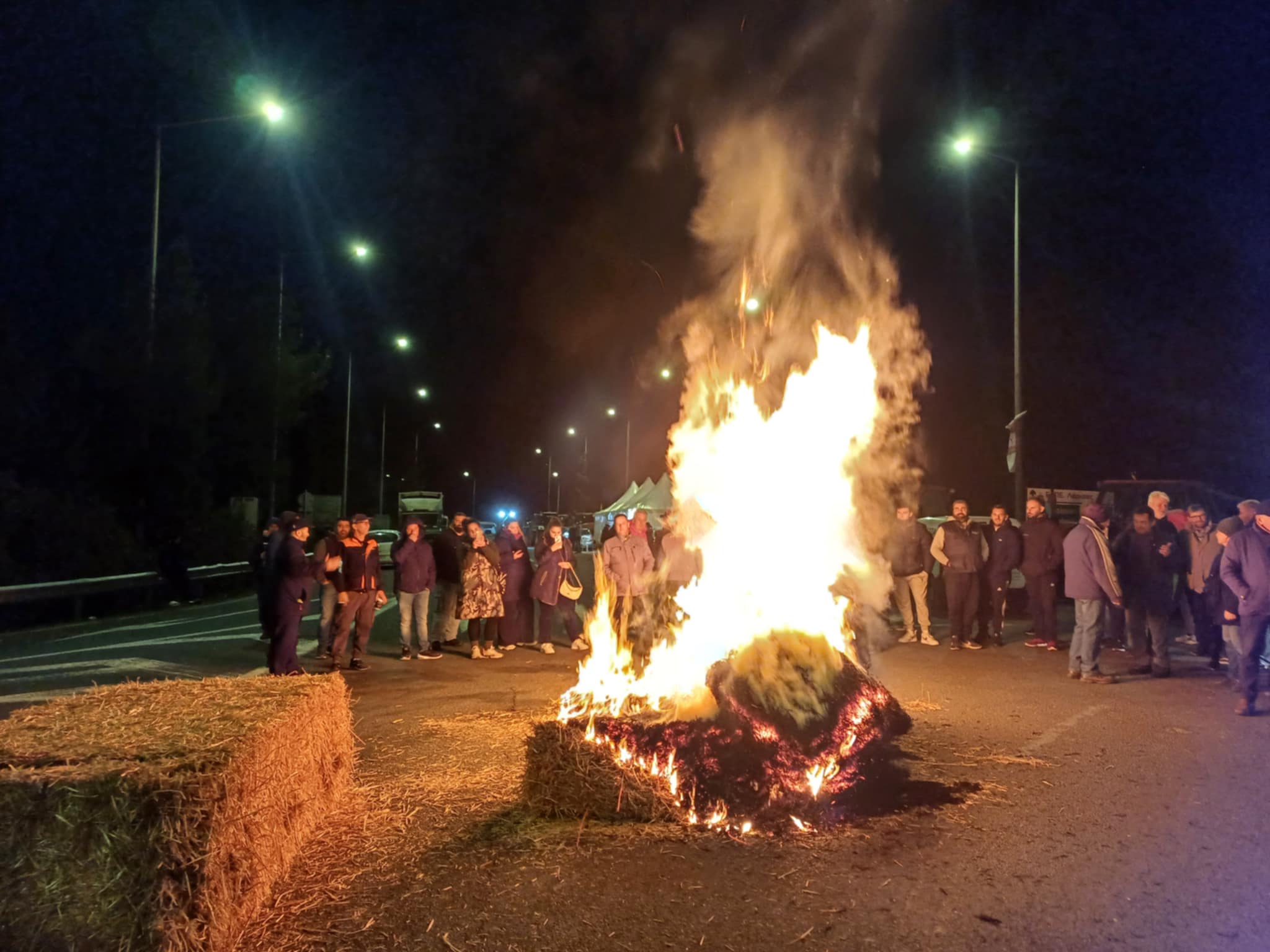 Σκληραίνουν τη στάση τους οι αγρότες στη Γυρτώνη- άναψαν φωτιες σε αχυρόμπαλες (ΦΩΤΟ+video)