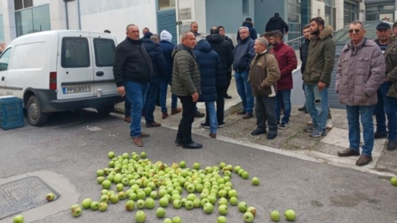 Αγρότες πέταξαν μήλα στα γραφεία του ΕΛΓΑ στη Λάρισα