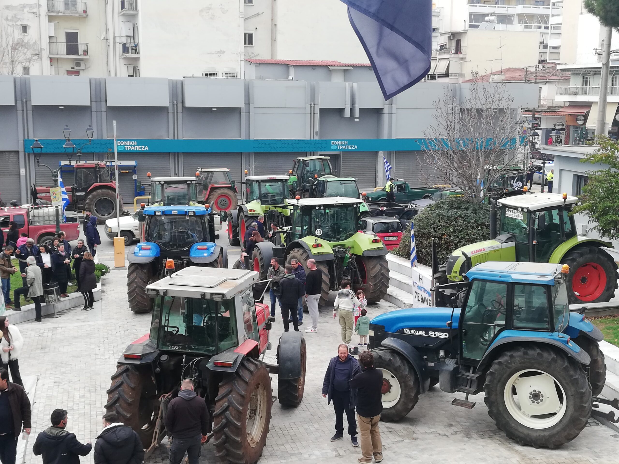 Αγρότες και κτηνοτρόφοι της Μαγνησίας ξενύχτησαν στη νομαρχία και οδεύουν προς Αποκεντρωμένη