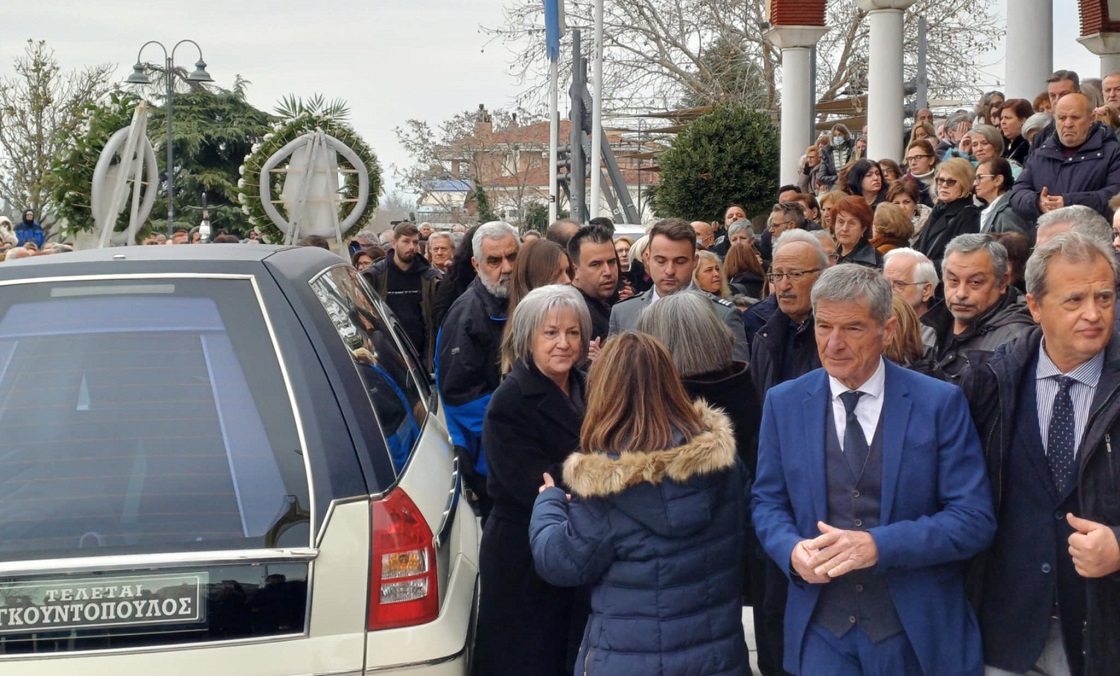 Ανατριχίλα στον Αγιο Αχίλλιο: Πλήθος Λαρισαίοι έψαλλαν το Χριστός Ανέστη στην κηδεία του Βασίλη Καλογήρου (ΦΩΤΟ+video)