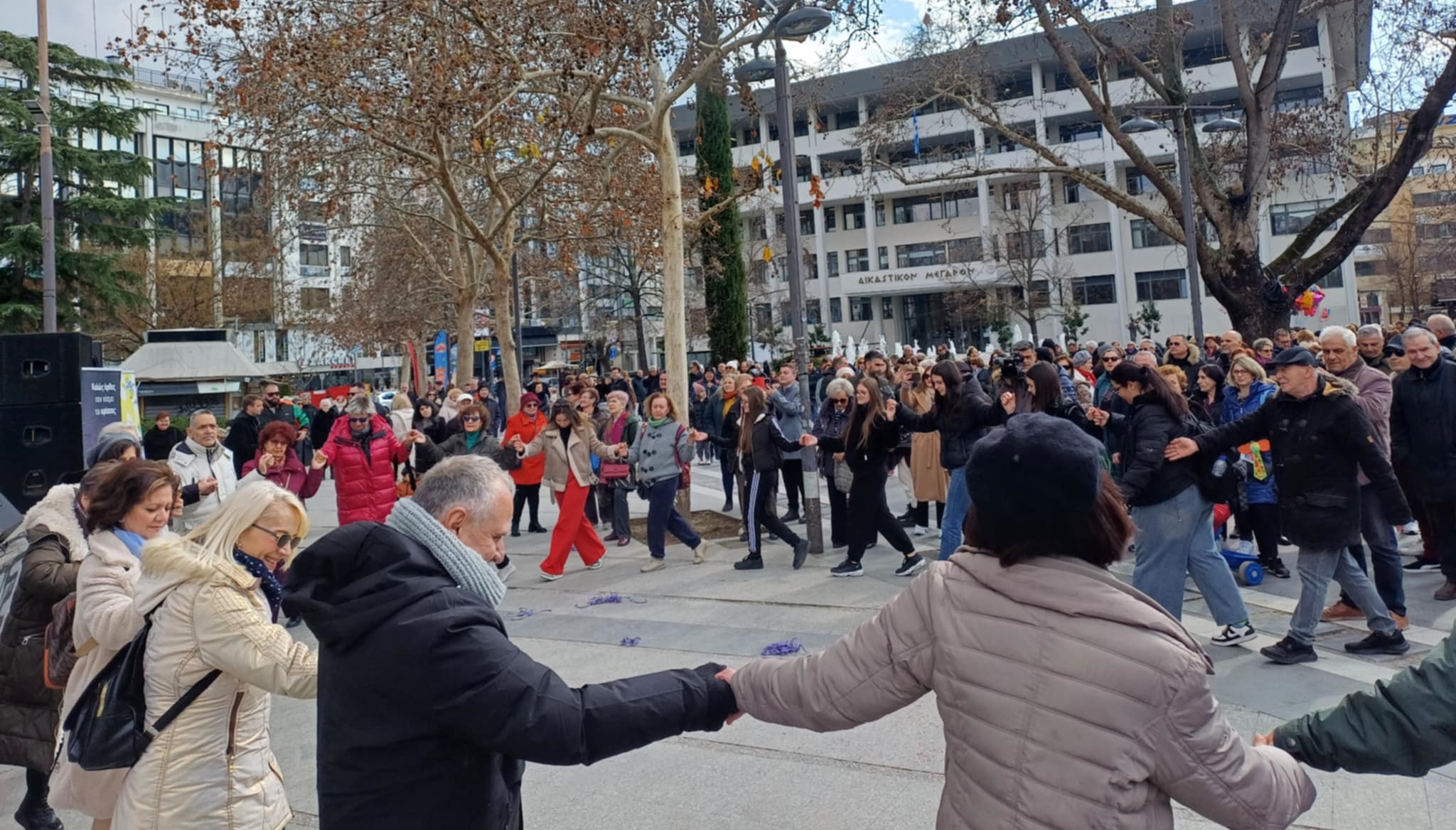 Τσίκνα , χάλκινα και χοροί κυκλωτικοί στην κεντρική πλατεία- άναψε το κέφι της Τσικνοπέμπτης(ΦΩΤΟ+video)