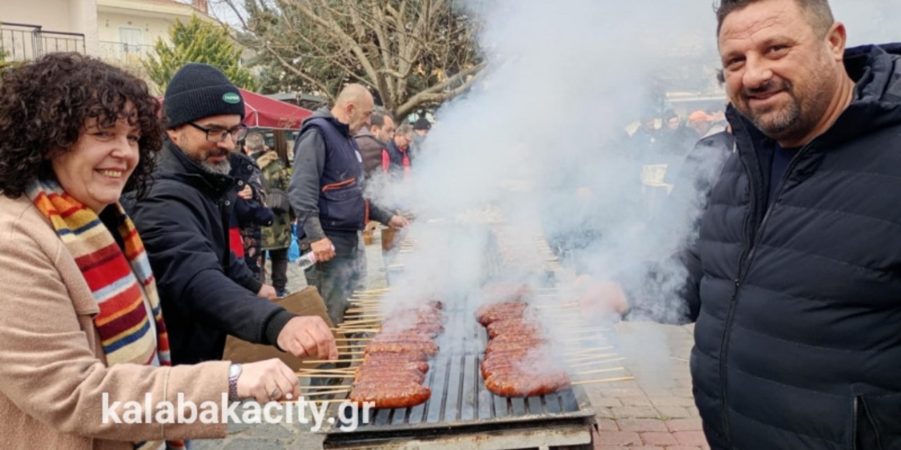 Tσικνοπέμπτη: Η μεγαλύτερη ψησταριά στήθηκε στην Καλαμπάκα -Έψησαν 10.000 σουβλάκια [εικόνες]